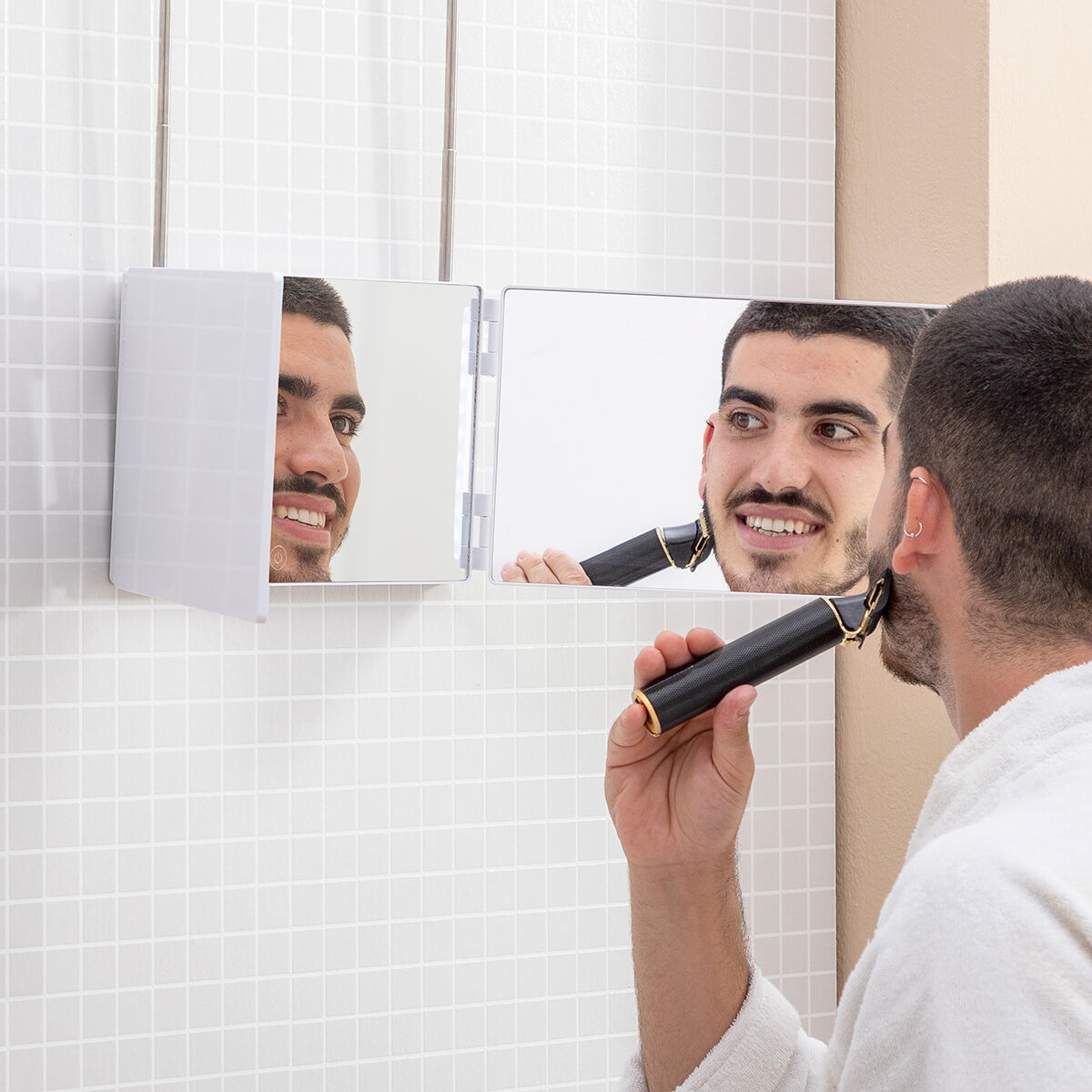 Bathroom mirror with LED light and 360º vision InnovaGoods